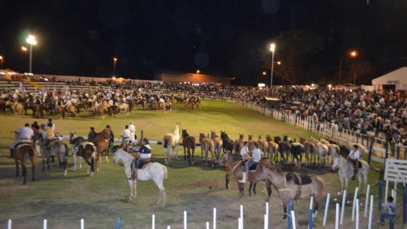 Más de 8 mil personas vivieron la primera noche de la doma y folclore 