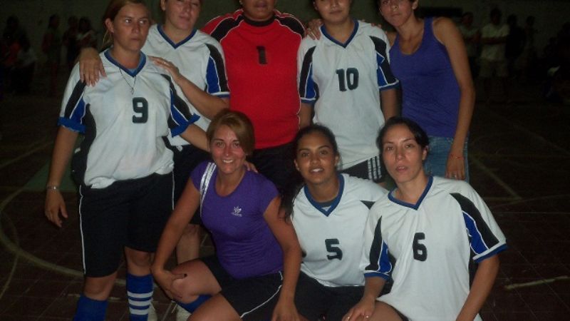 Partido de fútbol femenino en la previa de Defensores-Obreros