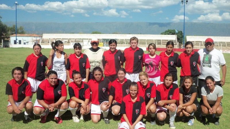 Las chicas deleitaron con fútbol 