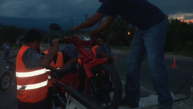 Demoran 25 motos y multan a 20 conductores en Valle Viejo