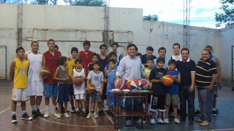 Entrega de materiales deportivos en Hindú