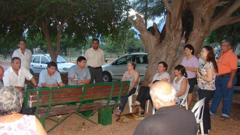 Reunión entre policías y vecinos del barrio Gral. San Martín