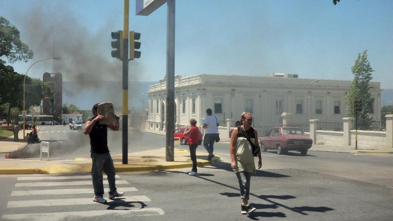 Beneficiarios de becas y planes sociales de la Capital hicieron piquete