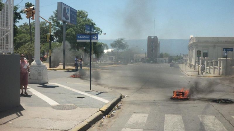 Beneficiarios de becas y planes sociales de la Capital hicieron piquete