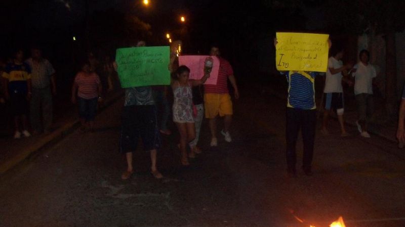 Piquete frente a la casa del ex gobernador Brizuela del Moral