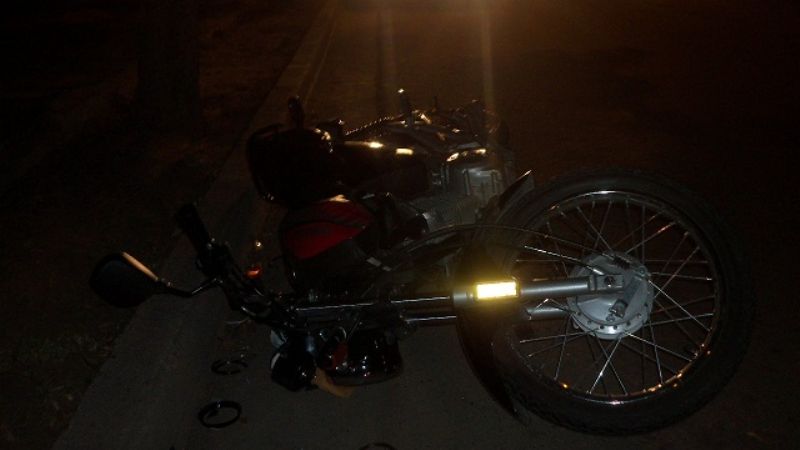 Motociclista hospitalizado tras rozar con un auto