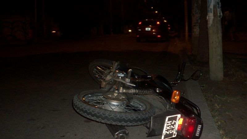 Motociclista hospitalizado tras rozar con un auto