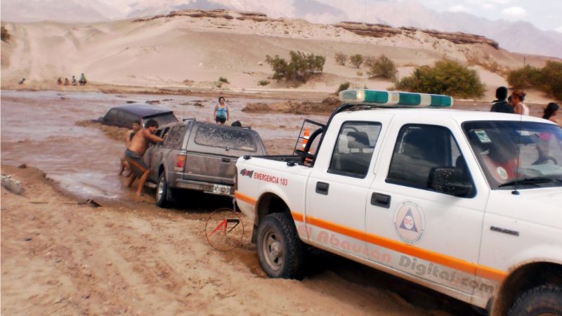 Milagroso rescate de turistas que eran arrastrados por creciente