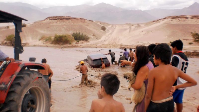 Milagroso rescate de turistas que eran arrastrados por creciente