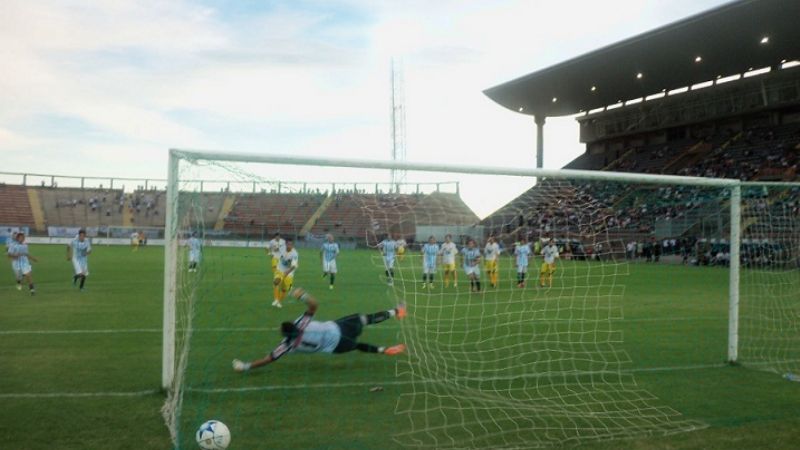 Policial perdió el invicto como local y se desnudó la crisis con los jugadores