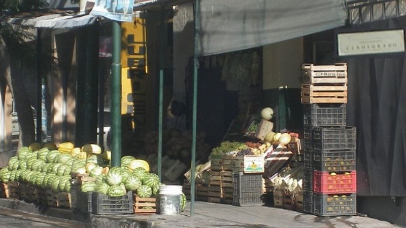 Verdulería clausurada por presencia de cucarachas 