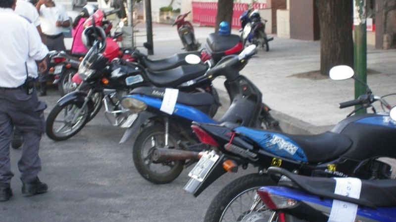 Estrictos controles de estacionamiento de motos y autos en el centro