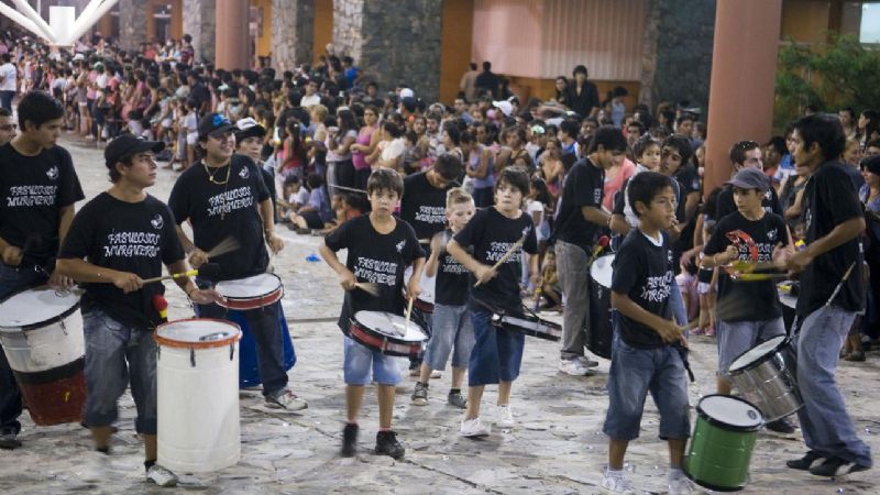 Una multitud celebró la alegría del carnaval en el Predio Ferial