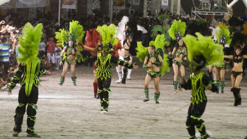 Una multitud celebró la alegría del carnaval en el Predio Ferial