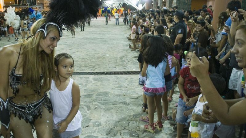 Una multitud celebró la alegría del carnaval en el Predio Ferial