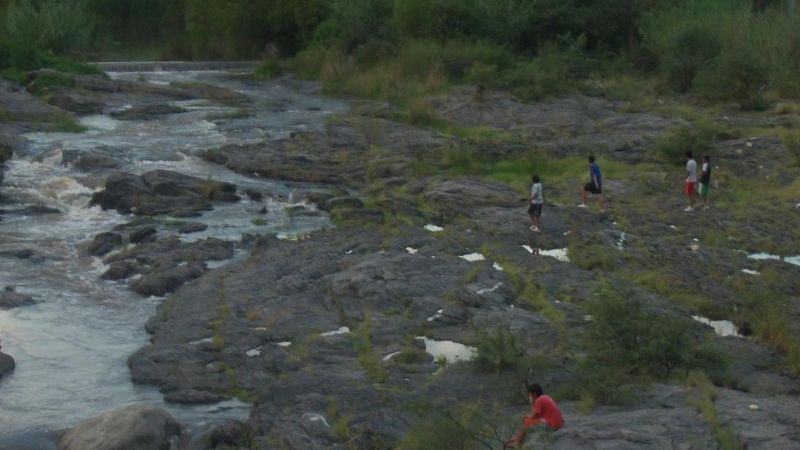 Inconsciencia total: esperaban la crecida en medio del río