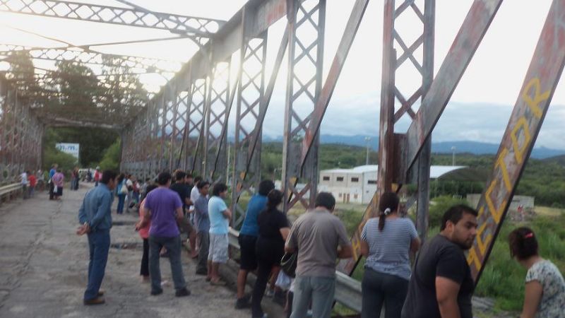 Inconsciencia total: esperaban la crecida en medio del río