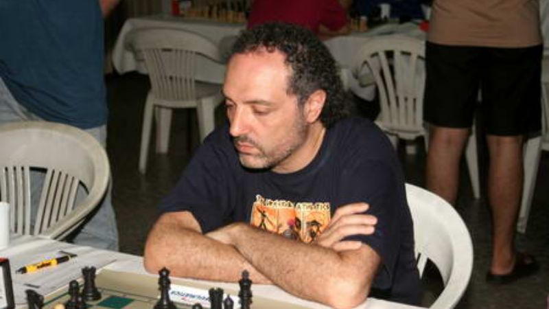 Maestro internacional de ajedrez en el Club Villa Dolores