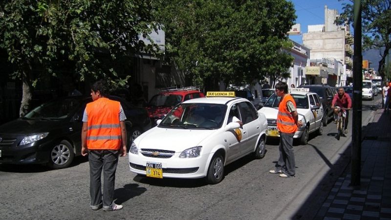 Agentes de prevención ordenan el tránsito en la ciudad