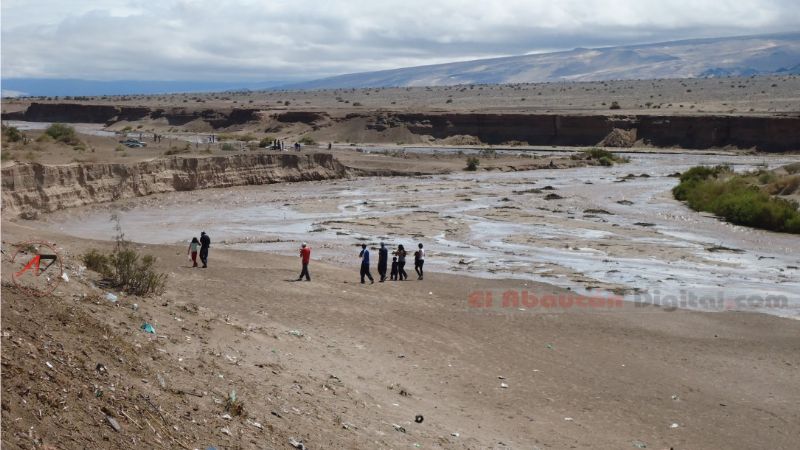 Barrio de Faiambalá amenazado por la crecida de un río