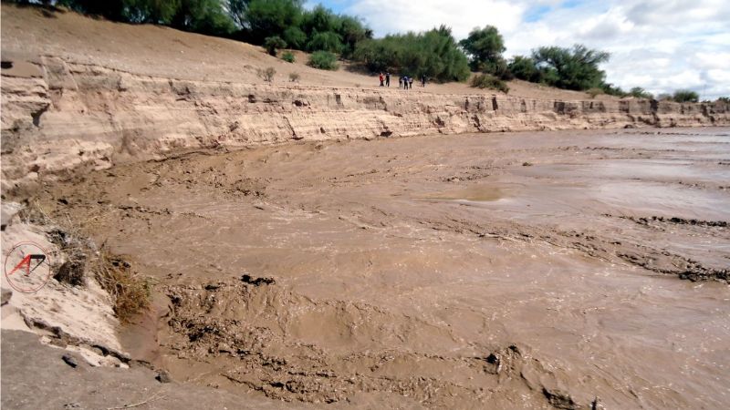 Barrio de Faiambalá amenazado por la crecida de un río