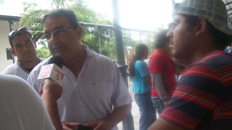 Jalil dialogó con un grupo de manifestantes