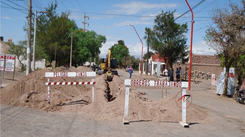 Vecinos molestos con empresa que deja las calles en mal estado 
