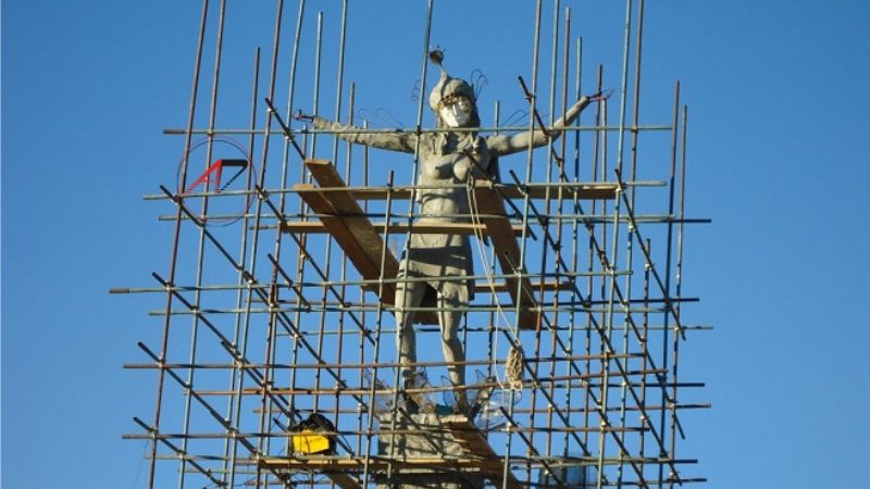 Construyen escultura de 14 metros en homenaje a la mujer