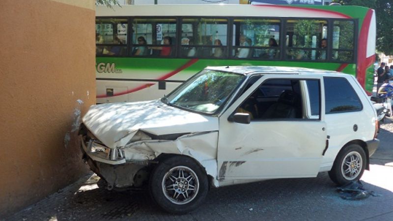 Cruzó semáforo en rojo y fue embestido
