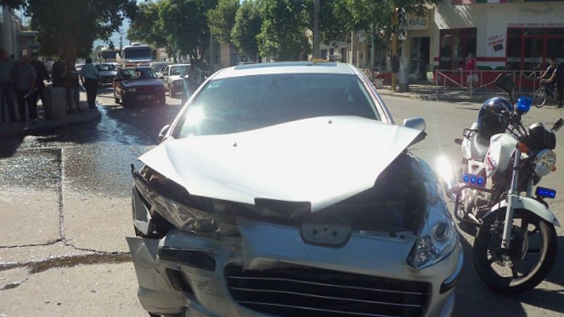 Cruzó semáforo en rojo y fue embestido