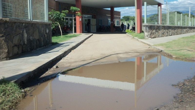 El ingreso al hospital de Villa Dolores inundado