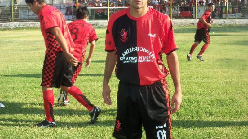 Defensores de Esquiú goleó al \"Santo\" de la Alem