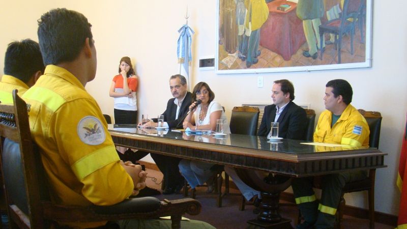 La Gobernadora recibió a combatientes de incendios forestales