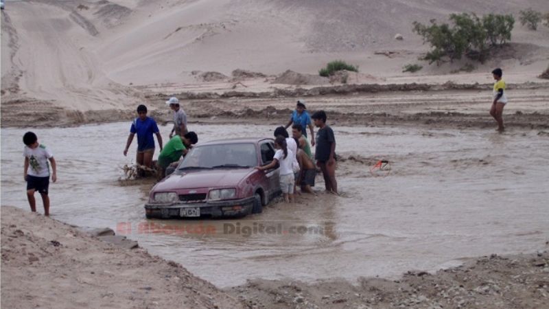 Automóvil se quedó varado en la creciente sobre el Río Abaucán