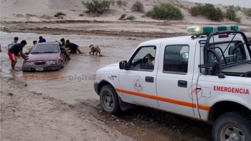 Automóvil se quedó varado en la creciente sobre el Río Abaucán
