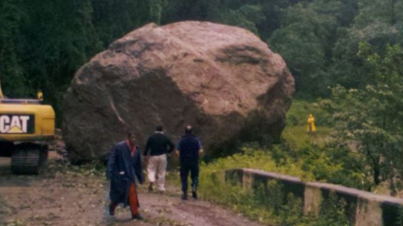 Roca de gran tamaño impide el tránsito en la Cuesta del Indio