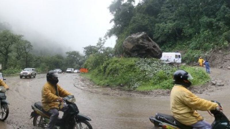 Roca de gran tamaño impide el tránsito en la Cuesta del Indio
