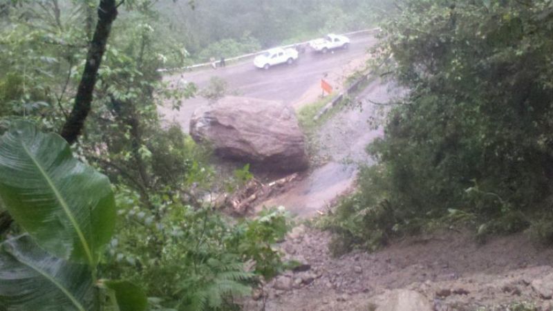 Roca de gran tamaño impide el tránsito en la Cuesta del Indio