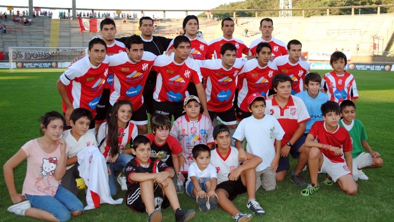 Villa Cubas se levantó ante el puntero y comienza a andar 