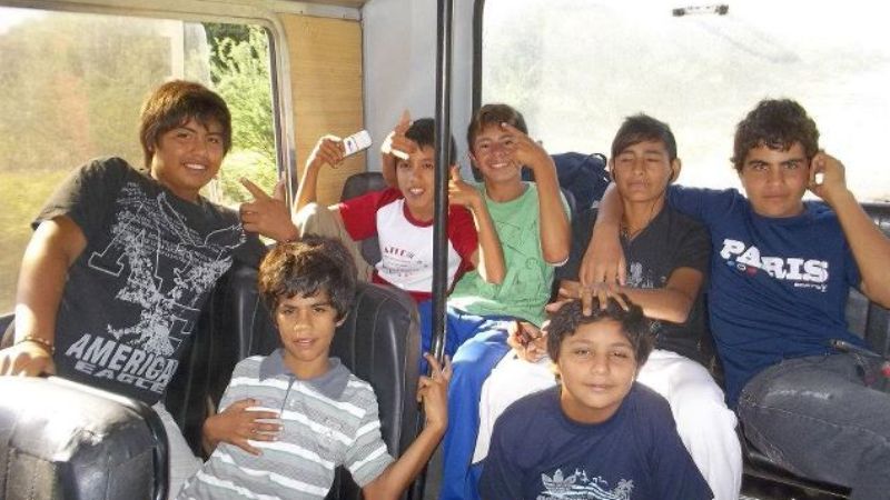 Niños del interior de Valle Viejo de paseo