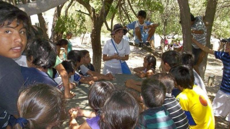 Niños del interior de Valle Viejo de paseo