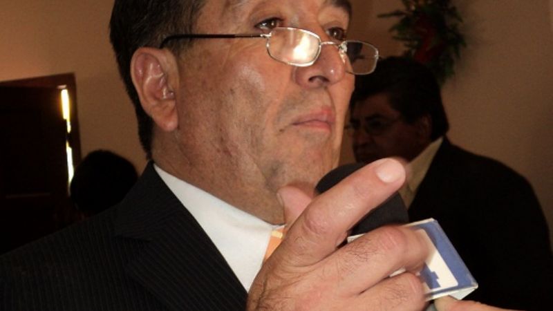 León Mendoza colabora con alumnos para que puedan estudiar