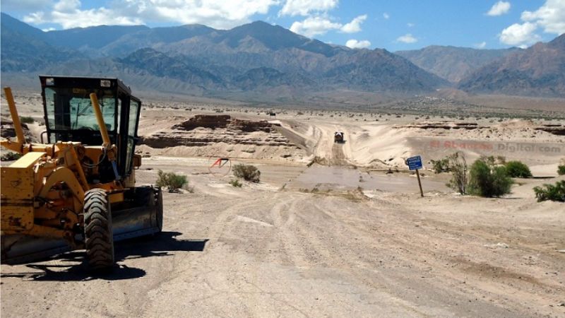 Fiambalá realiza mejoras en la ruta a Las Termas