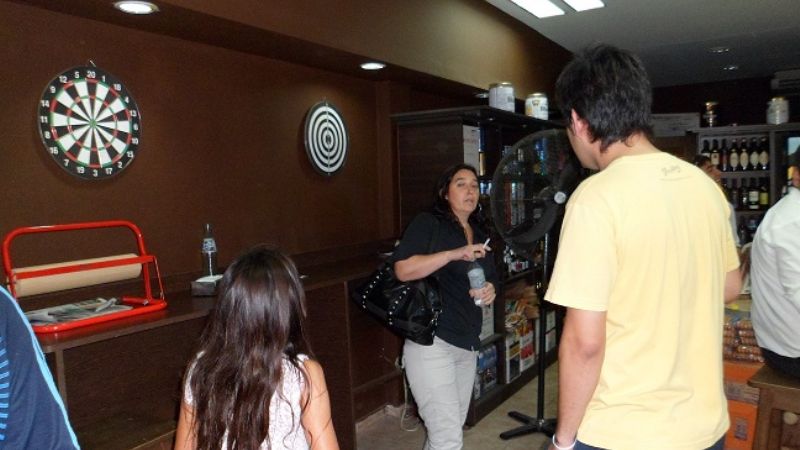 Una mujer le apagó el cigarrillo en el pecho a un comerciante