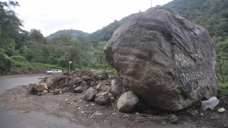 Rompen una parte de la enorme piedra en la Cuesta del Indio