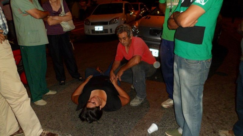 Mujer se accidentó tras chocar con un auto