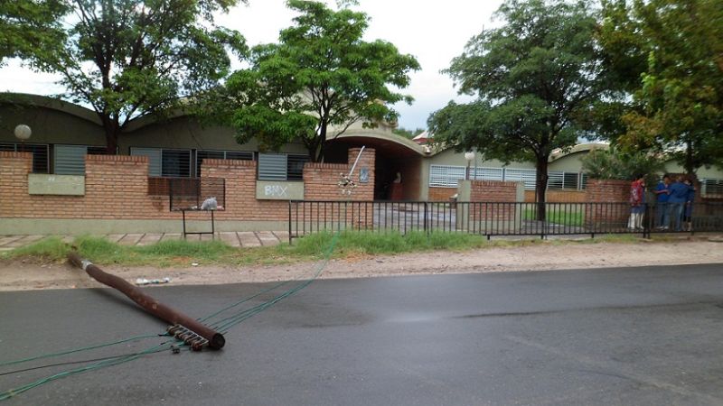 Un poste cayó y dejó sin energía a la escuela de Santa Rosa