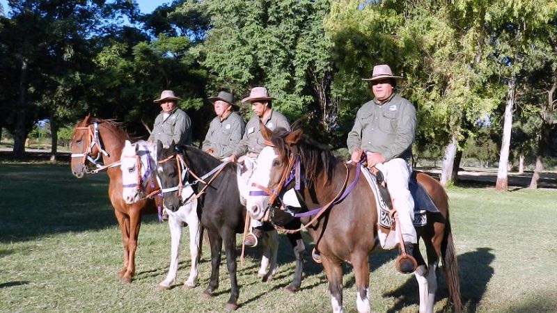 Guardaparques Montados custodian el Parque Adán Quiroga