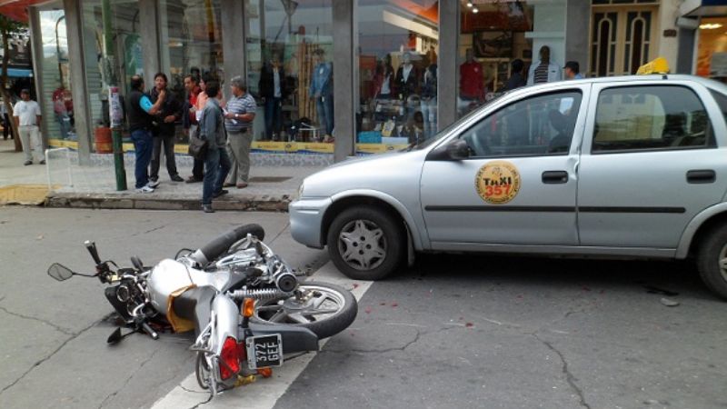 Motociclista impactó contra un taxi