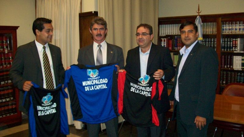 Jalil asistió a la presentación de las camisetas del equipo local